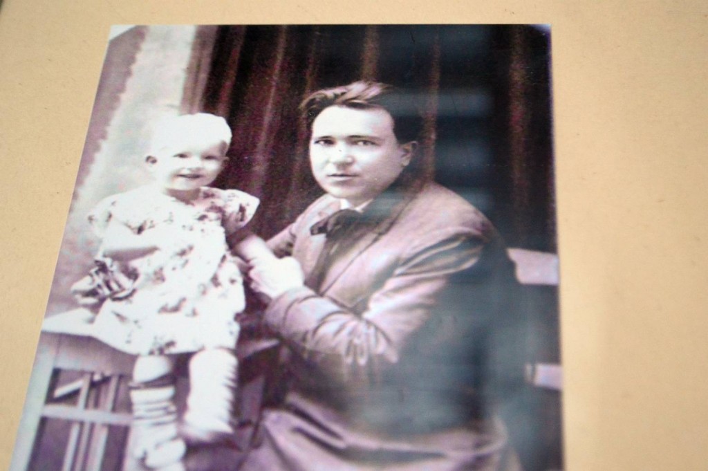 Косміаді з донькою Надією. 1924 р. Рівне